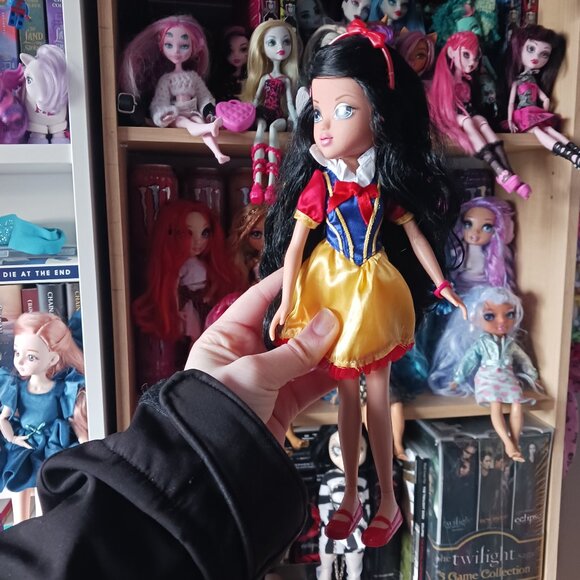 Moxie Girlz Merin as snow white doll - Picture 3 of 3